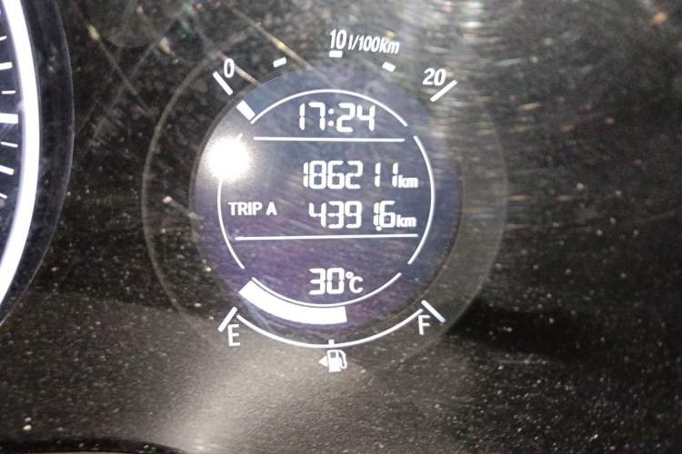 Used Honda Vezel 2017 1.8L CVT Front-Wheel Drive Pioneer Edition Odometer Close Up