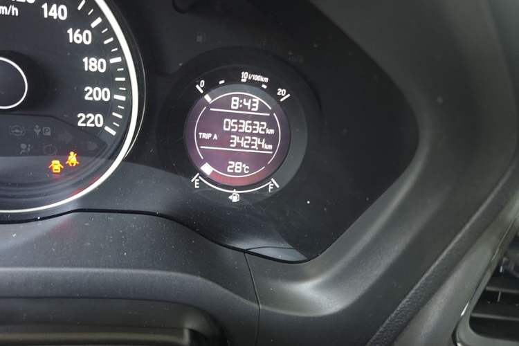 Used Honda Vezel 2017 1.8L CVT Front-Wheel Drive Pioneer Edition Odometer Close Up