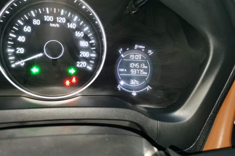 Used Honda Vezel 2017 1.8L CVT Front-Wheel Drive Pioneer Edition Odometer Close Up