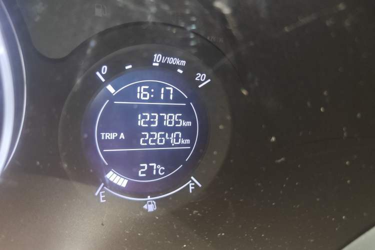 Used Honda Vezel 2017 1.8L CVT Front-Wheel Drive Pioneer Edition Odometer Close Up