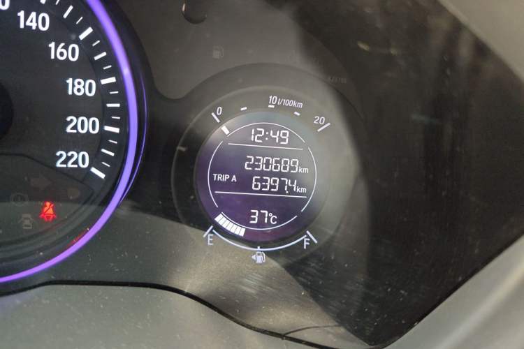 Used Honda Vezel 2017 1.5L CVT 2WD Comfort Model Odometer Close Up