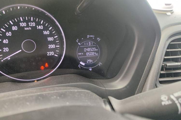 Used Honda Vezel 2017 1.8L CVT Front-Wheel Drive Pioneer Edition Odometer Close Up