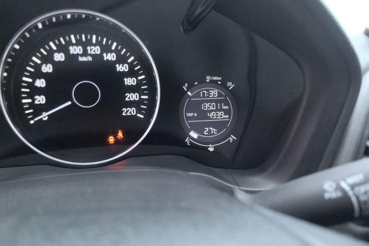 Used Honda Vezel 2017 1.5L CVT 2WD Comfort Model Odometer Close Up