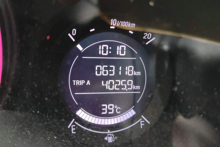 Used Honda Vezel 2017 1.5L CVT 2WD Comfort Model Odometer Close Up