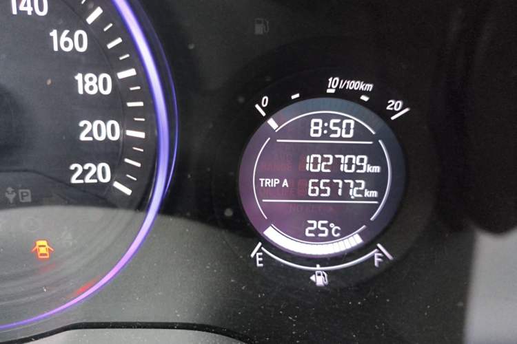 Used Honda Vezel 2017 1.8L CVT Front-Wheel Drive Pioneer Edition Odometer Close Up