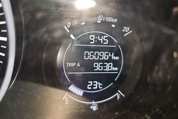 Used Honda Vezel 2017 1.5L CVT 2WD Comfort Model Odometer Close Up