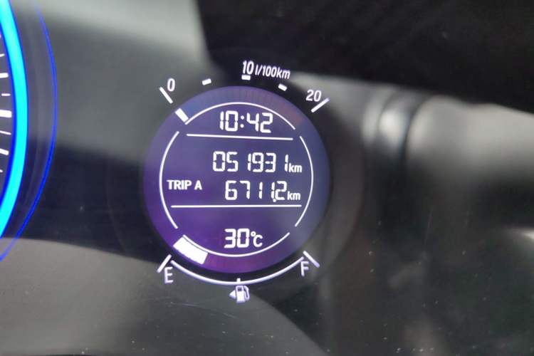 Used Honda Vezel 2017 1.5L CVT 2WD Comfort Model Odometer Close Up