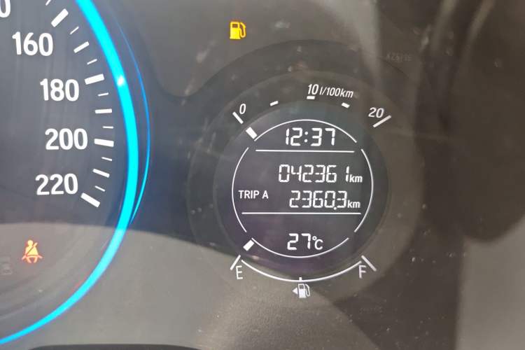 Used Honda Vezel 2017 1.5L CVT 2WD Comfort Model Odometer Close Up