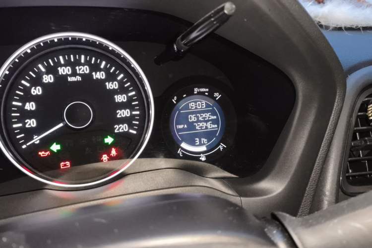 Used Honda Vezel 2017 1.8L CVT Front-Wheel Drive Pioneer Edition Odometer Close Up