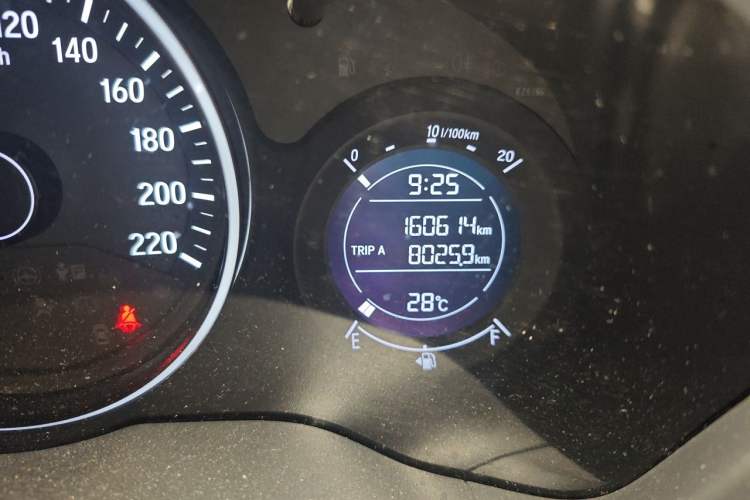 Used Honda Vezel 2017 1.8L CVT Front-Wheel Drive Pioneer Edition Odometer Close Up