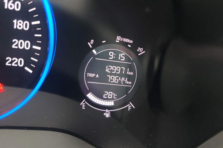 Used Honda Vezel 2017 1.5L manual two-wheel drive Comfort trim level Odometer Close Up
