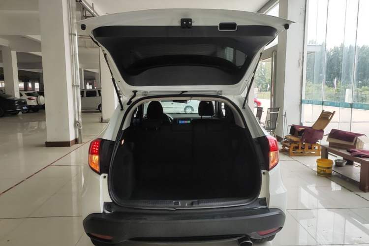 Used Honda Vezel 2017 1.5L CVT 2WD Comfort Model Trunk