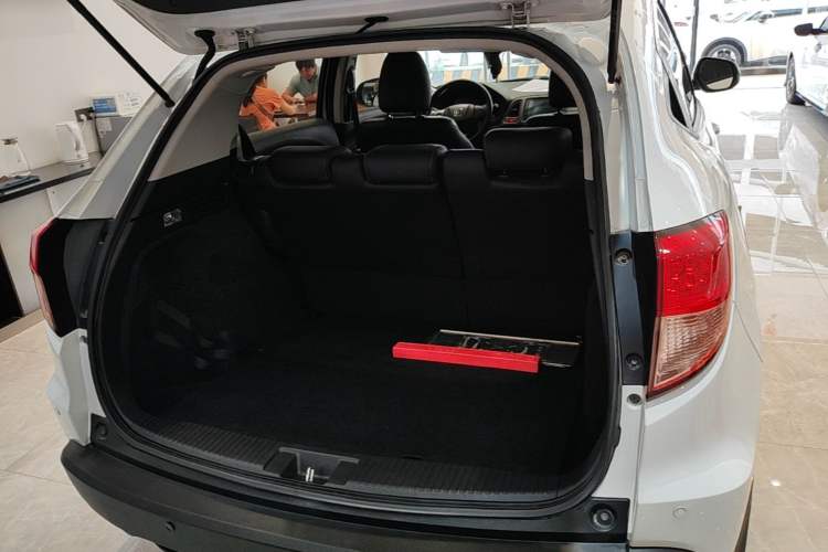 Used Honda Vezel 2017 1.5L CVT 2WD Comfort Model Trunk