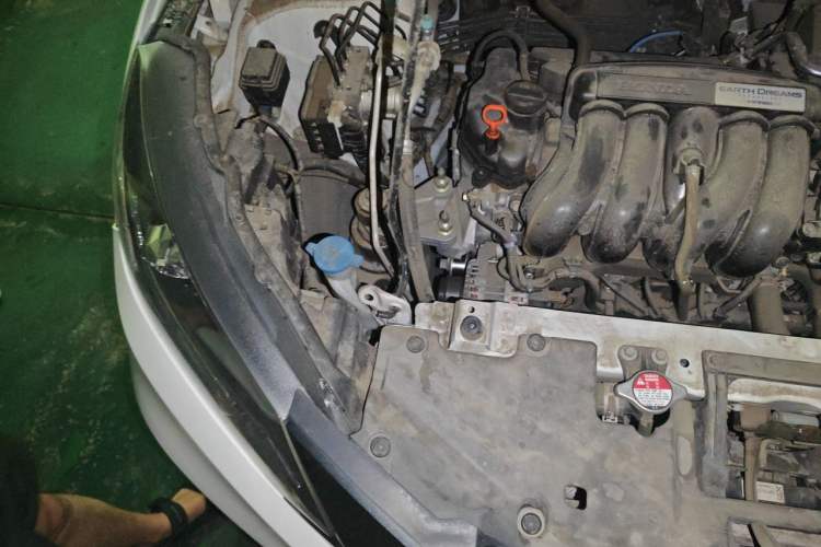 Used Honda Vezel 2018 1.5L CVT 2WD Technology Elite Model Engine Bay Right