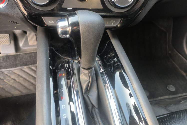 Used Honda Vezel 2019 1.5L CVT Luxury Model China V Gear Lever