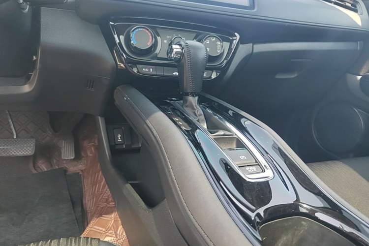 Used Honda Vezel 2019 1.5L CVT Luxury Model China V Gear Lever