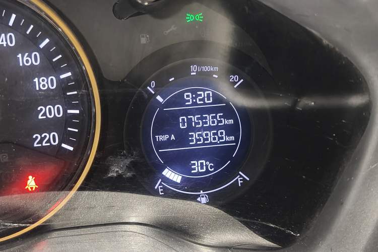 Used Honda Vezel 2019 220 TURBO CVT Luxury Edition China V Emission Standard Odometer Close Up