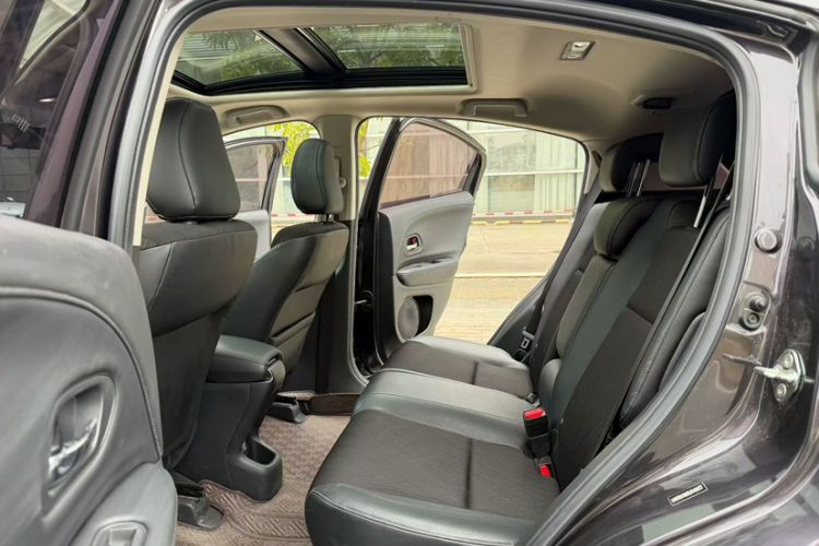 Used Honda Vezel 2020 1.5L CVT Luxury Edition Interior 5