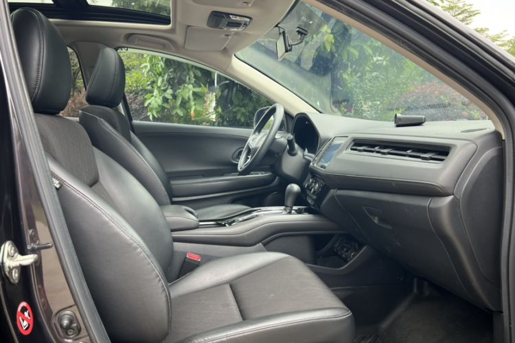 Used Honda Vezel 2020 1.5L CVT Luxury Edition Interior 6