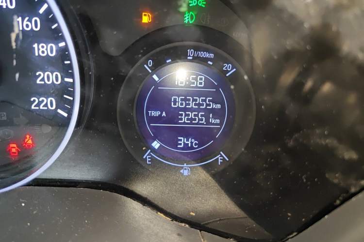 Used Honda Vezel 2020 1.5L CVT Elite Edition Odometer Close Up