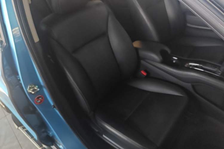 Used Honda Vezel 2020 1.5L CVT Elite Edition Right Front Seat