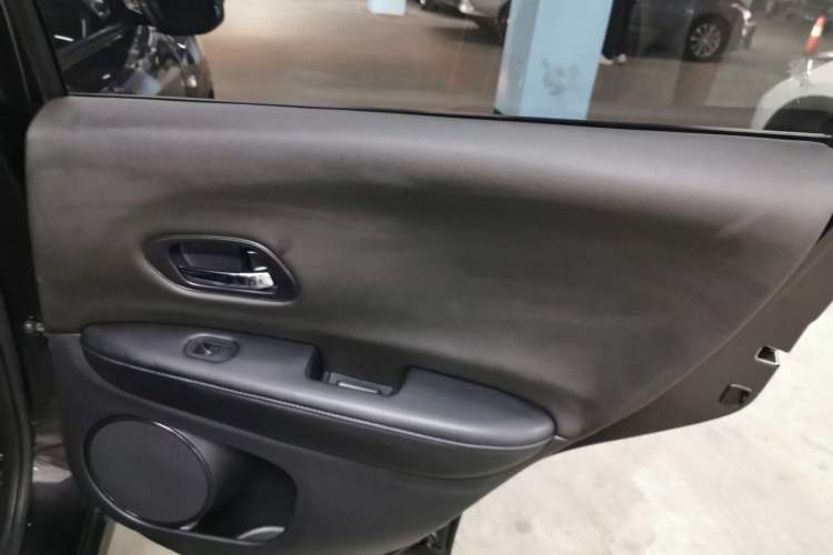 Used Honda Vezel 2020 1.5L CVT Pioneer Edition Interior 6