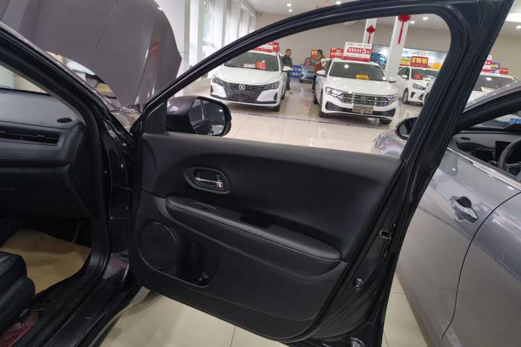Used Honda Vezel 2020 1.5L CVT Elite Edition Interior 5
