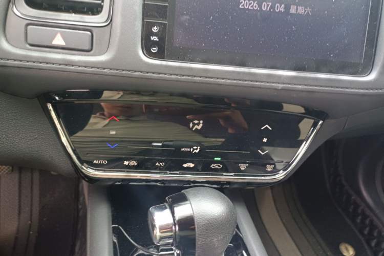 Used Honda Vezel 2020 220 TURBO CVT Elite Edition Audio And AC Panel