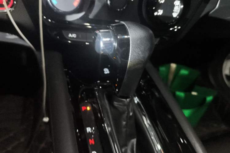 Used Honda Vezel 2020 1.5L CVT Luxury Edition Gear Lever