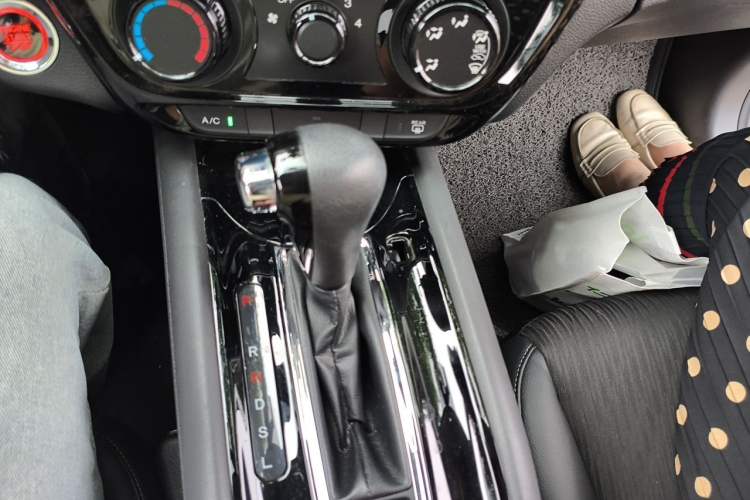 Used Honda Vezel 2020 1.5L CVT Luxury Edition Gear Lever