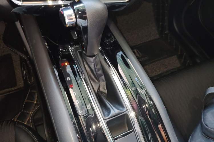 Used Honda Vezel 2020 220 TURBO CVT Luxury Edition Gear Lever