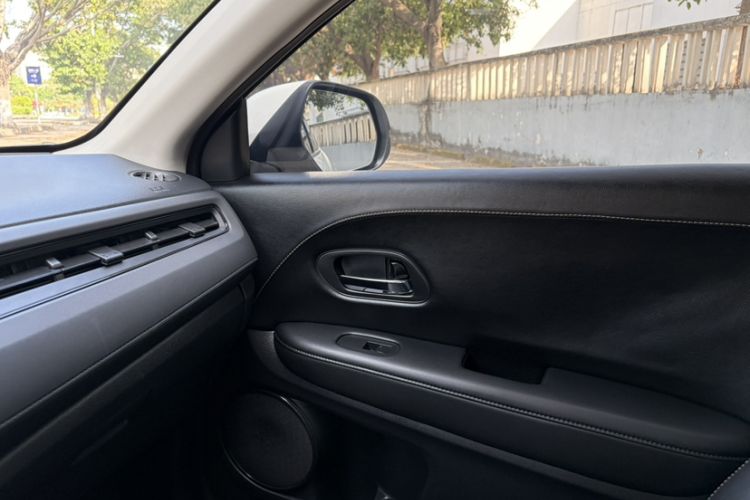 Used Honda Vezel 2020 1.5L CVT Elite Edition Interior 11