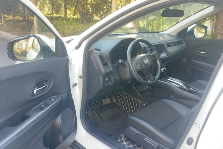 Used Honda Vezel 2020 1.5L CVT Pioneer Edition Interior 3
