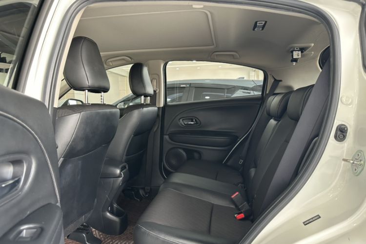 Used Honda Vezel 2020 1.5L CVT Luxury Edition Interior 3