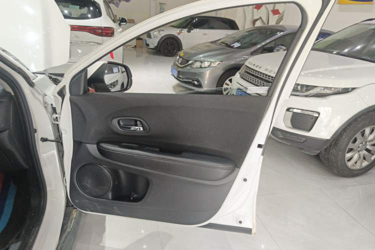 Used Honda Vezel 2020 1.5L CVT Pioneer Edition Interior 3