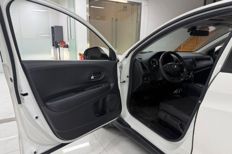Used Honda Vezel 2020 1.5L CVT Luxury Edition Interior 4