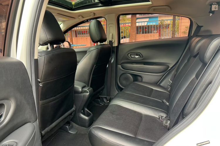 Used Honda Vezel 2020 1.5L CVT Elite Edition Interior 4