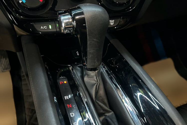 Used Honda Vezel 2020 1.5L CVT Pioneer Edition Interior 4
