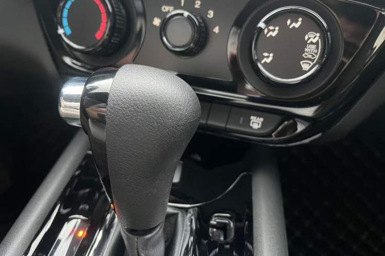 Used Honda Vezel 2020 1.5L CVT Pioneer Edition Interior 4