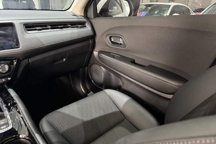 Used Honda Vezel 2020 1.5L CVT Pioneer Edition Interior 4