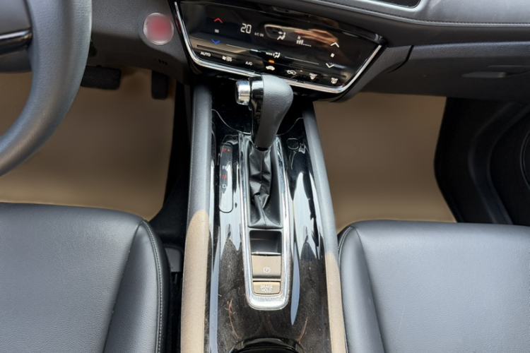 Used Honda Vezel 2020 220 TURBO CVT Luxury Edition Interior 4