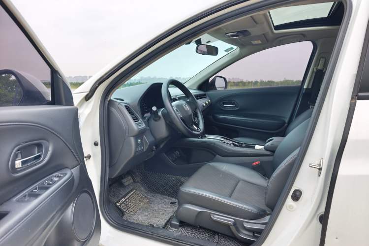Used Honda Vezel 2020 1.5L CVT Luxury Edition Interior 5