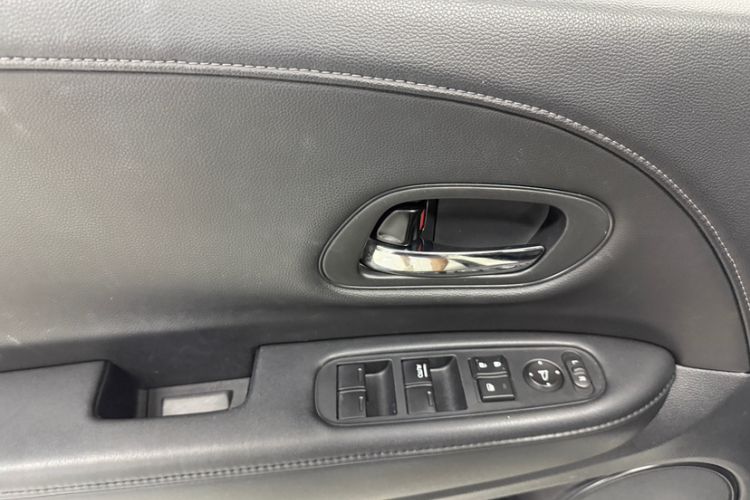 Used Honda Vezel 2020 1.5L CVT Luxury Edition Interior 5