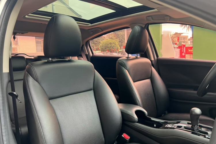 Used Honda Vezel 2020 1.5L CVT Elite Edition Interior 5