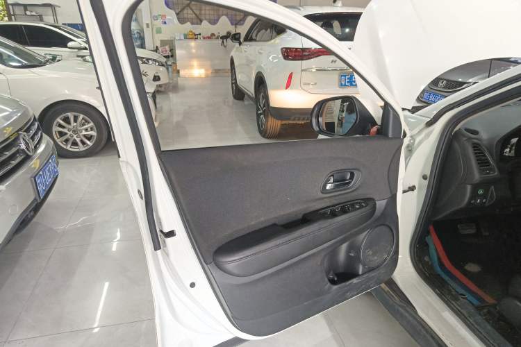 Used Honda Vezel 2020 1.5L CVT Pioneer Edition Interior 5