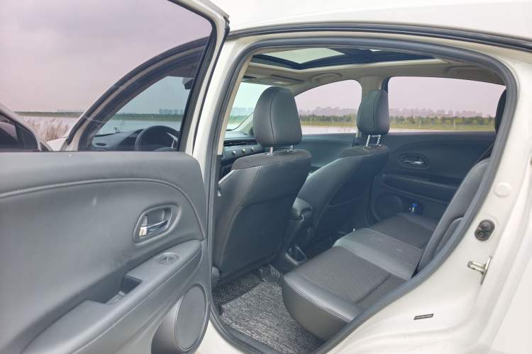 Used Honda Vezel 2020 1.5L CVT Luxury Edition Interior 6