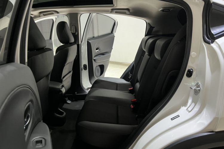 Used Honda Vezel 2020 1.5L CVT Luxury Edition Interior 6