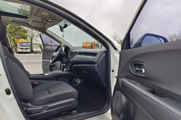 Used Honda Vezel 2020 1.5L CVT Elite Edition Interior 6