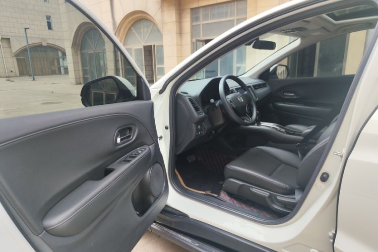 Used Honda Vezel 2020 1.5L CVT Luxury Edition Interior 6