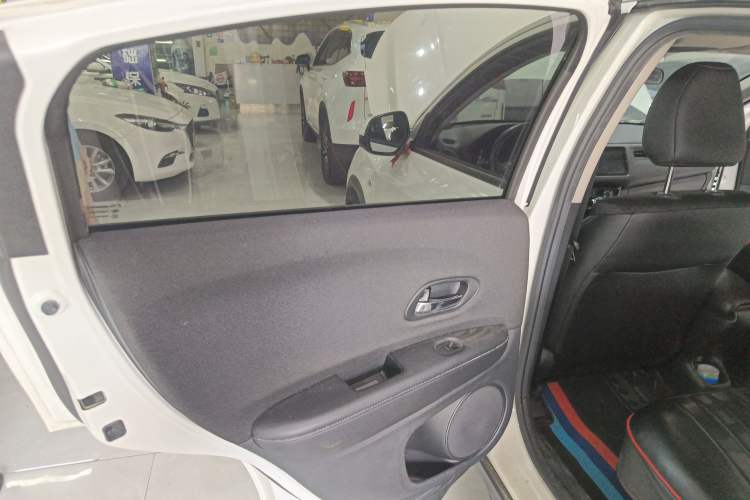 Used Honda Vezel 2020 1.5L CVT Pioneer Edition Interior 6